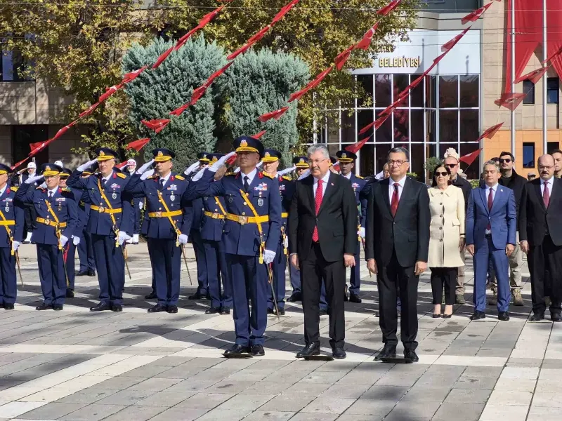 Eskişehir'de 29 Ekim Cumhuriyet Bayramı Çelenk Sunma Töreni Coşkuyla Gerçekleştirildi