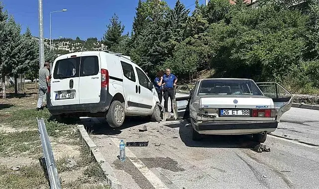 Burdur'da otomobil ile hafif ticari araç çarpıştı: 5 yaralı