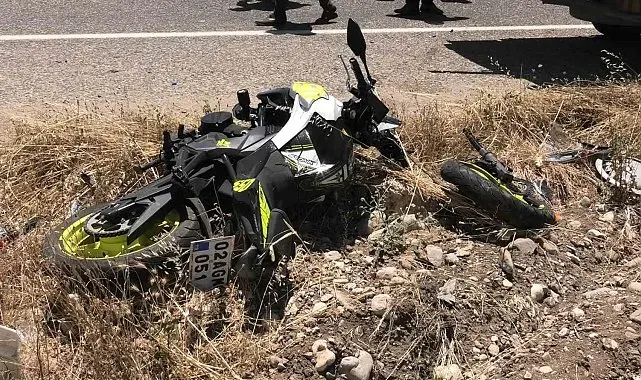 Kamyonet ile motosiklet çarpıştı: 1'i ağır 2 yaralı
