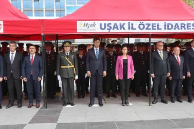 Uşak Şehrinde 29 Ekim Cumhuriyet Bayramı Çelenk Töreniyle Başladı
