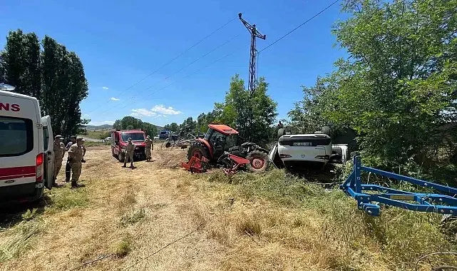 Park halindeki traktöre çarpan otomobil ters döndü: 1 yaralı