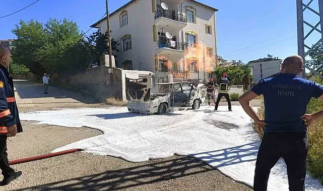 Elazığ'da yanan araç küle döndü