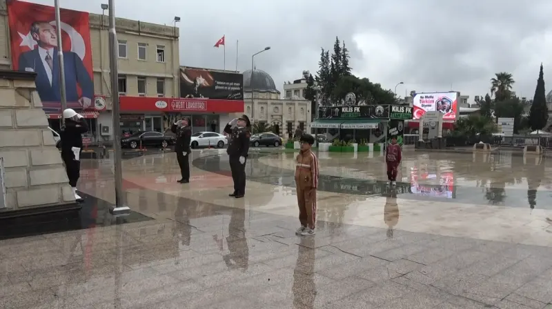 Kilis’te Yağmurlu Havada Askerleri Örnek Alan Çocuğun Duygulandıran Anları