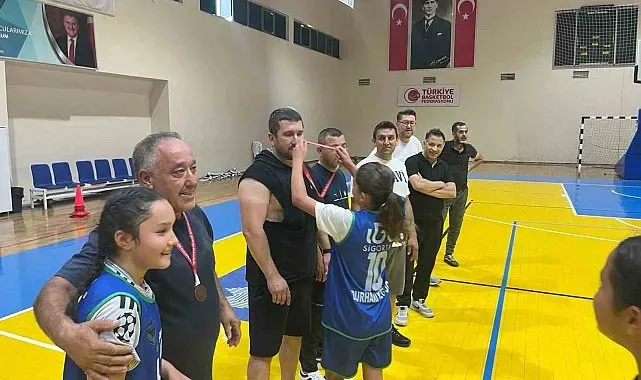Burhaniye'de Babalar Günü'ne özel basketbol turnuvası