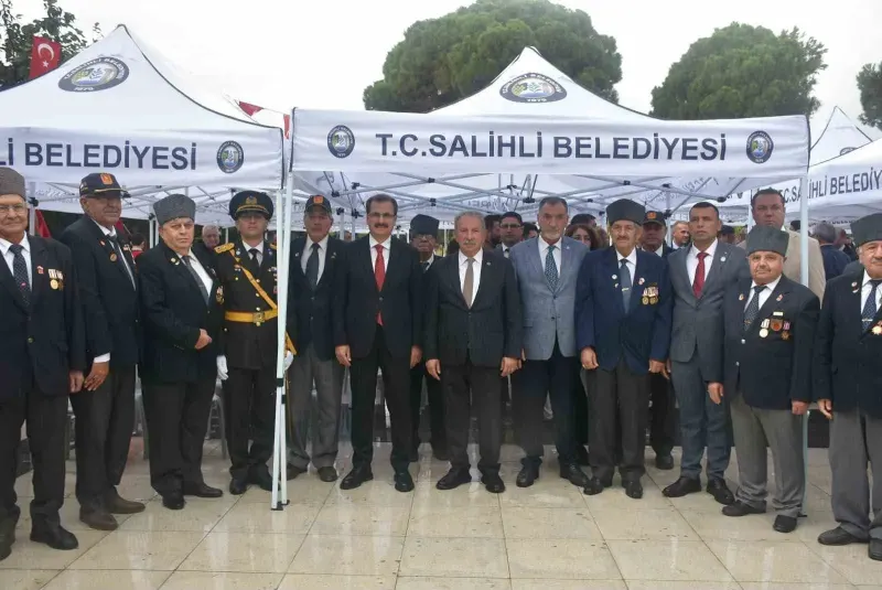 Salihli'de 29 Ekim Cumhuriyet Bayramı Çelenk Sunma Töreniyle Başladı