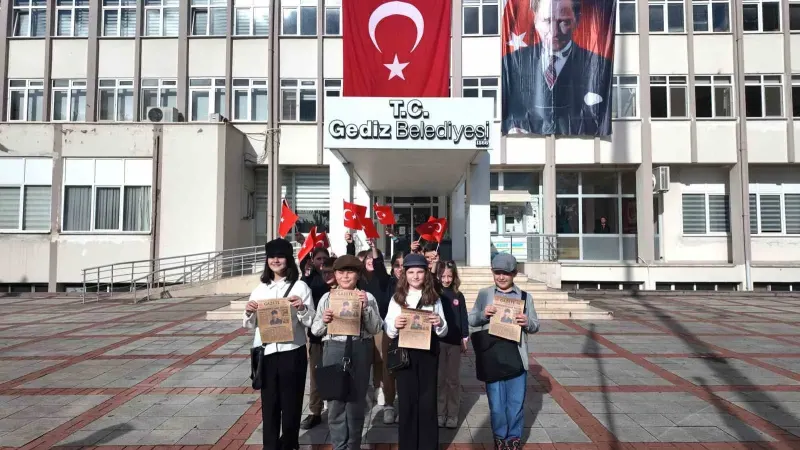 Minik Öğrencilerden Gediz Sokaklarında Cumhuriyetin İlanı Canlandırması