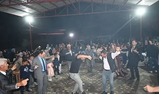 Kaymakam Türker, piste çıkıp yeni evlenen çiftin mutluluğuna ortak oldu