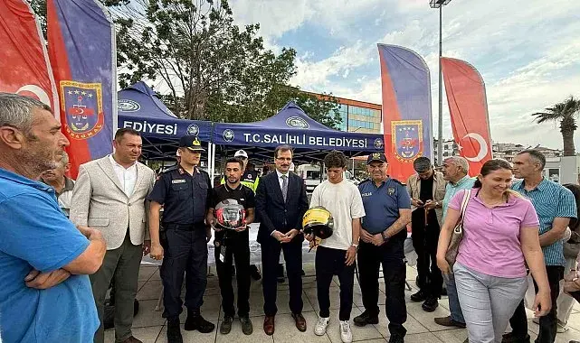 Salihli'de motosiklet sürücülerine kask dağıtıldı