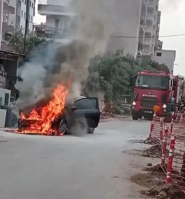 Mersin'de Park Halindeki Otomobil Alevlere Teslim Oldu