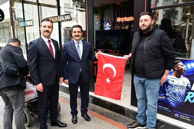 Battalgazi'de 29 Ekim Cumhuriyet Bayramı İçin Esnafa Bayrak Dağıtıldı