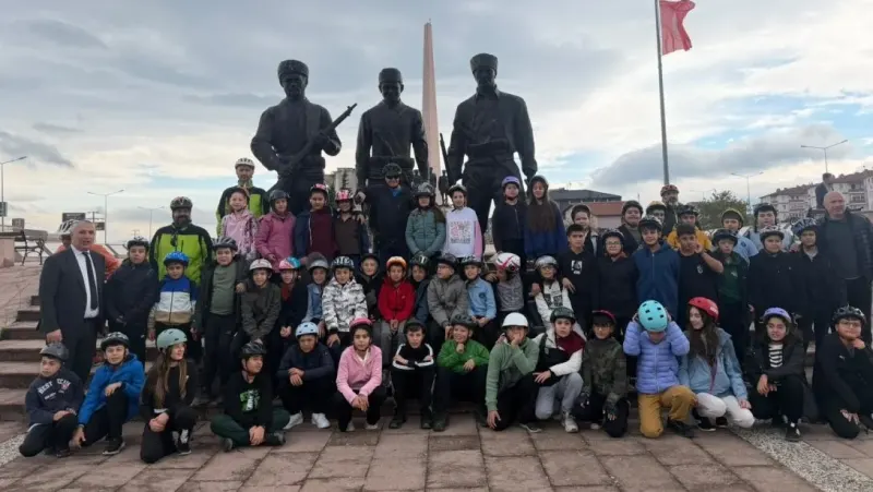 Burhaniye'de 49 Öğrencinin Katılımıyla Cumhuriyet Bisiklet Turu Düzenlendi