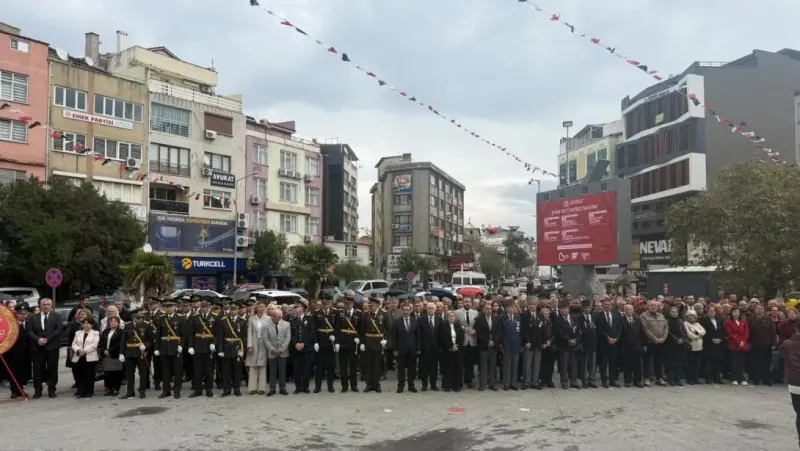 Burhaniye İlçesinde Cumhuriyet Bayramı Çelenk Sunma Töreni Coşkuyla Gerçekleştirildi