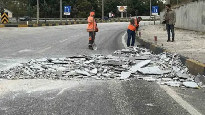 Burdur'da Tırdan Yola Dökülen Mermerler Trafiği Aksattı