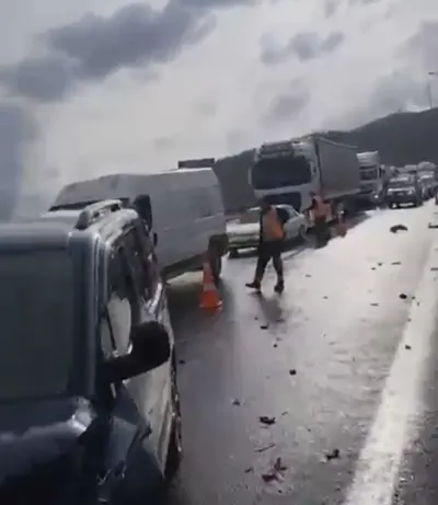 Tarsus-Adana-Gaziantep Otoyolu'nda Yoğun Yağış Sebebiyle Zincirleme Kaza: 8 Yaralı