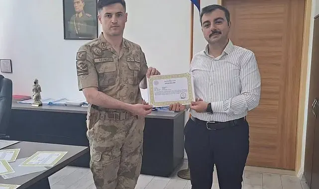Dicle Kaymakamı Atış'tan jandarma personeline başarı belgesi