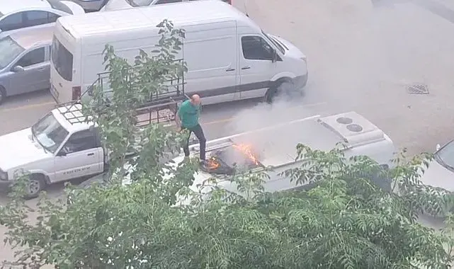Park halindeki aracın tavanında çıkan yangına vatandaşlar müdahale etti