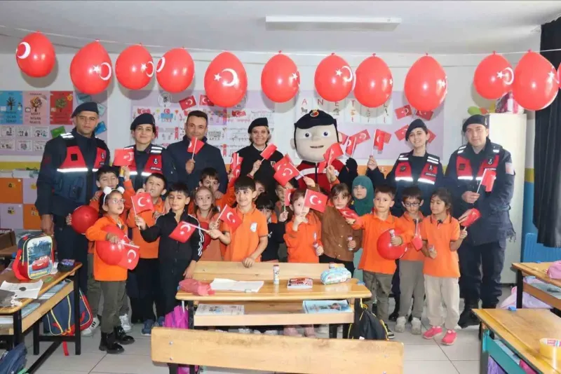 Eskişehir'de Jandarma Ekiplerinden İlkokul Öğrencilerine Cumhuriyet Bayramı Sürprizi