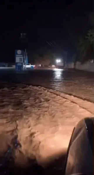 Şanlıurfa'da Akşam Saatlerinde Bastıran Sağanak Yağış Su Taşkınlarına Yol Açtı