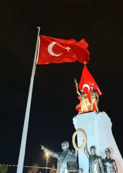 Hatay'da Kuvvetli Fırtına Nedeniyle Bayraklar Geçici Olarak İndirildi