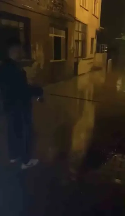 Biga'da Şiddetli Yağış Sonrası Cadde Ve Sokaklar Göle Döndü