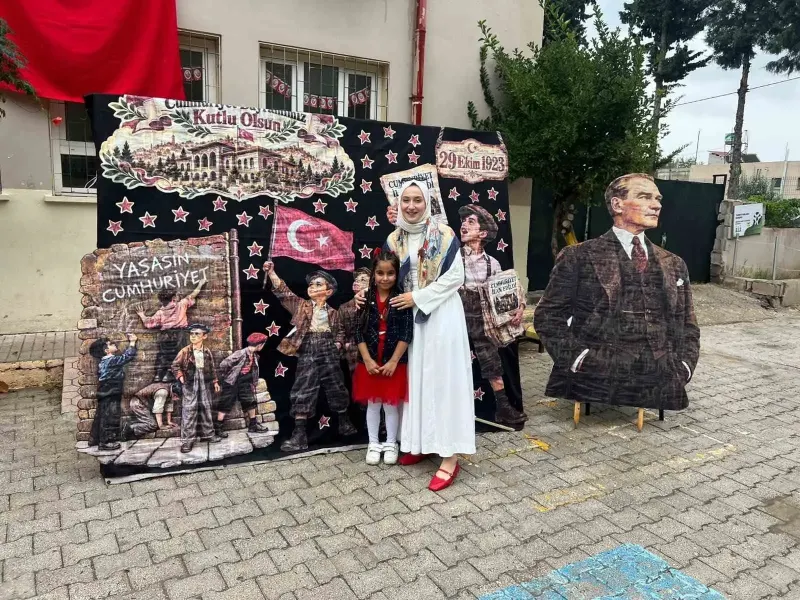 Hatay'da Küçük Kızın Atatürk Sevgisi Yağmura Rağmen Yürekleri Isıttı