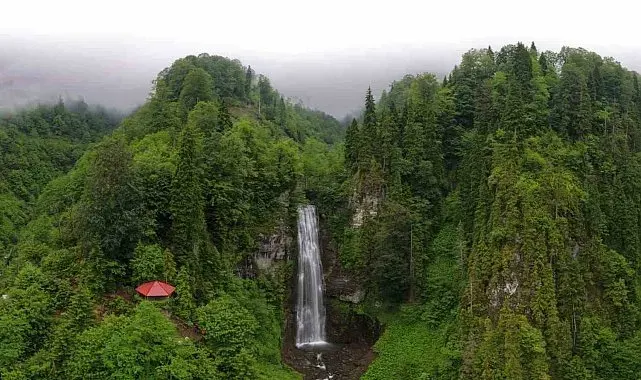 Macahel'in saklı cenneti Maral Şelalesi ziyaretçilerini büyülüyor