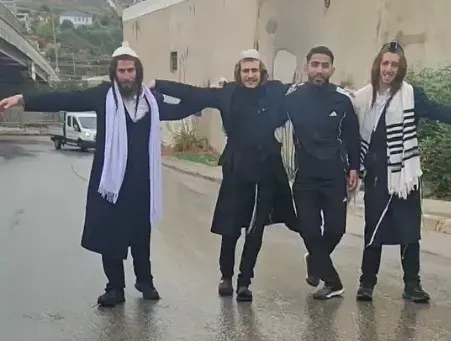 İzmir'de Hasedik Yahudilerden Netanyahu'nun Yenilgisine Sokak Kutlaması
