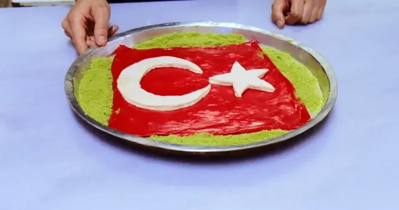 Kilisli Katmer Ustası Alperen Bekan'dan 29 Ekim İçin Ay Yıldızlı Tasarım
