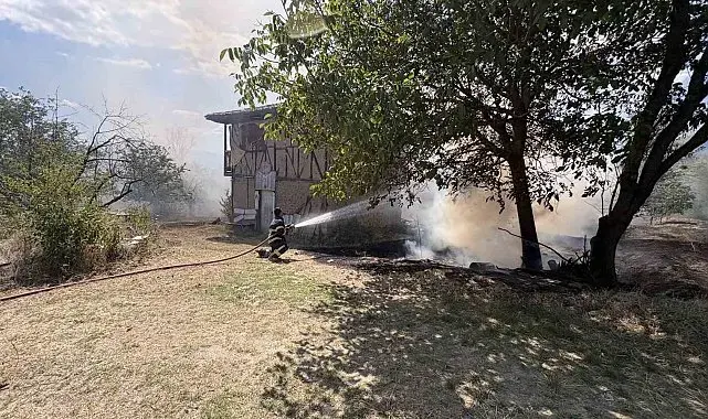 Kastamonu'da örtü yangını bağ evlerini küle çeviriyordu