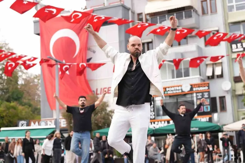 İzmit Kent Meydanı'nda 41 Kişi Zeybek Oynayarak Cumhuriyet Bayramı'nı Kutladı