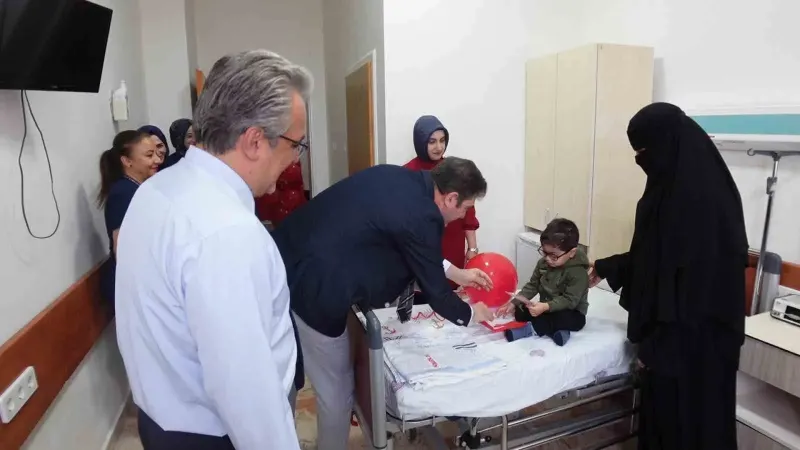 Fırat Üniversitesi Hastanesi Yönetiminden Minik Hastalara 29 Ekim Sürprizi