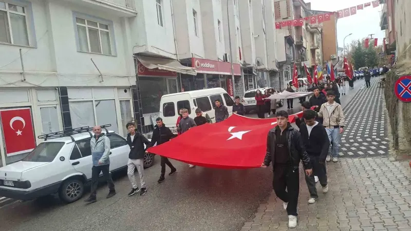 Hisarcık İlçesinde Yağmura Rağmen Coşkulu Cumhuriyet Yürüyüşü