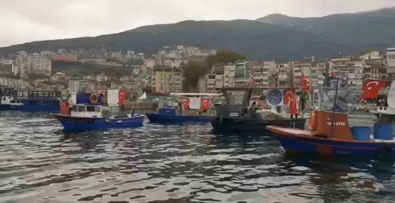 Gemlik'te Balıkçılardan 29 Ekim Cumhuriyet Bayramı'na Özel Deniz Korteji