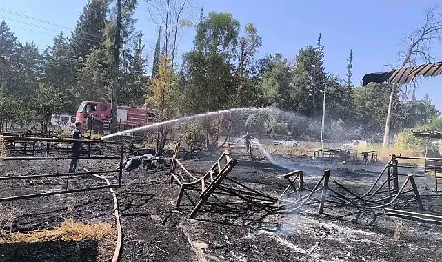 Alevlere teslim olan depo küle döndü