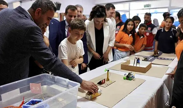 Akçadağ Belediyesi'nin desteğiyle yenilenen okul sıraları öğrencilere teslim edildi