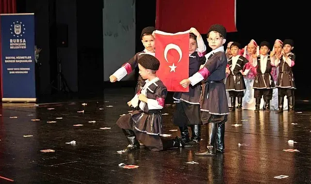 Minikler yıl sonu gösterisinde hünerlerini sergiledi