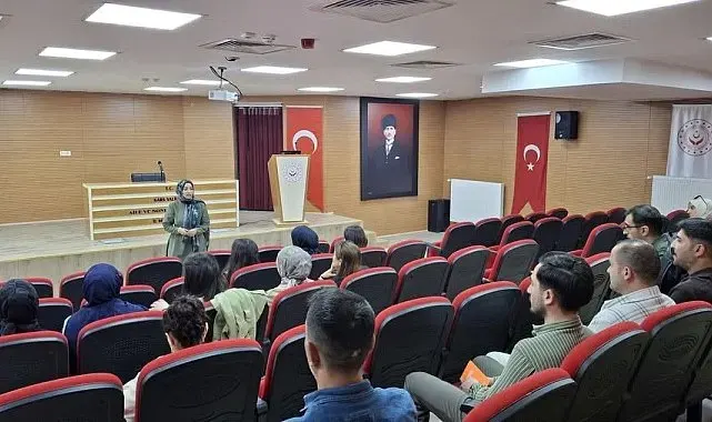 Kars'ta Aile ve Sosyal Hizmetler personeline teknoloji bağımlılığı eğitimi