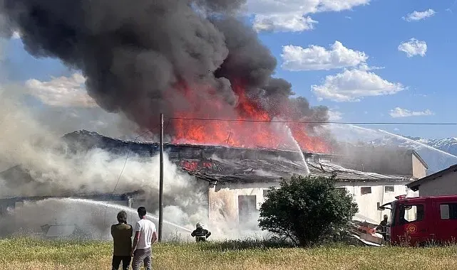 Erzincan'da ikinci el mobilya deposunda çıkan yangın söndürüldü