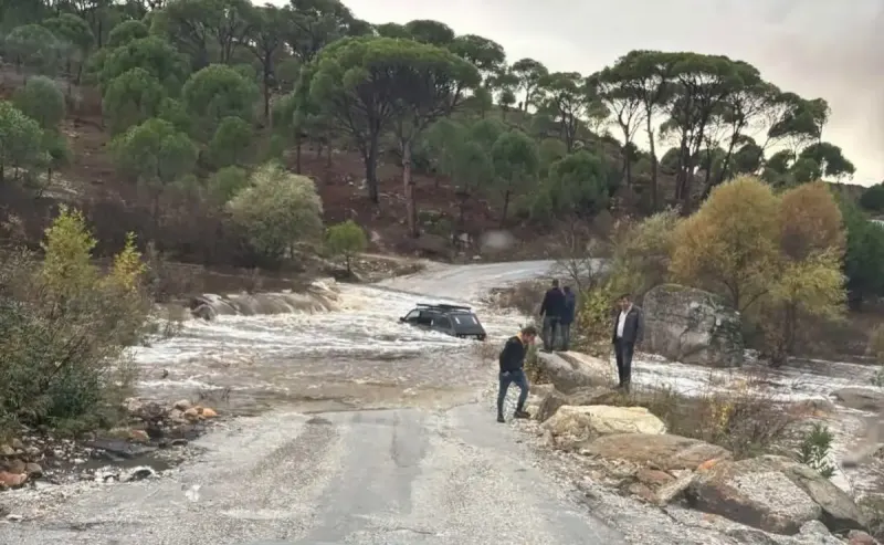 Aydın Koçarlı'da Sel Sularına Kapılan Otomobildeki İki Kişi Son Anda Kurtarıldı