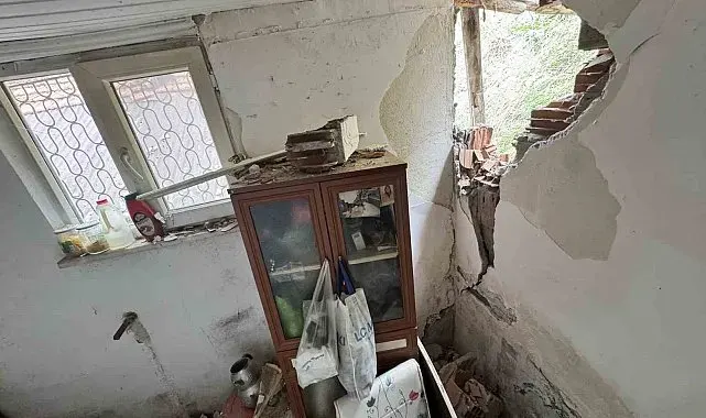 Heyelanda kaya parçalarının isabet ettiği ev hasar gördü