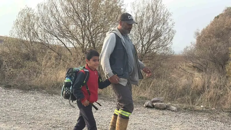 Sivas'ta Dereyi Babasının Sırtında Geçen Engelli Öğrenci İçin Kaymakamlık Adım Attı