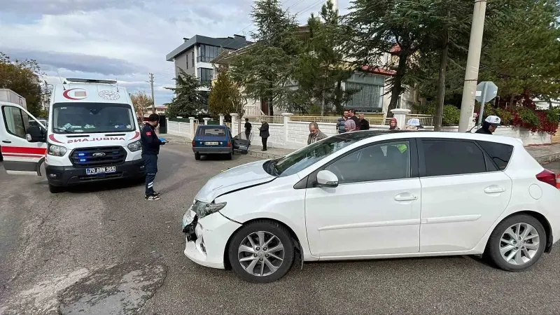 Karaman'da Kavşakta Otomobiller Çarpıştı: 1 Yaralı