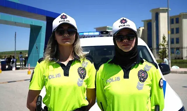 Bayburt'ta yanlış sınav merkezine gelen öğrencinin yardımına kadın polisler yetişti