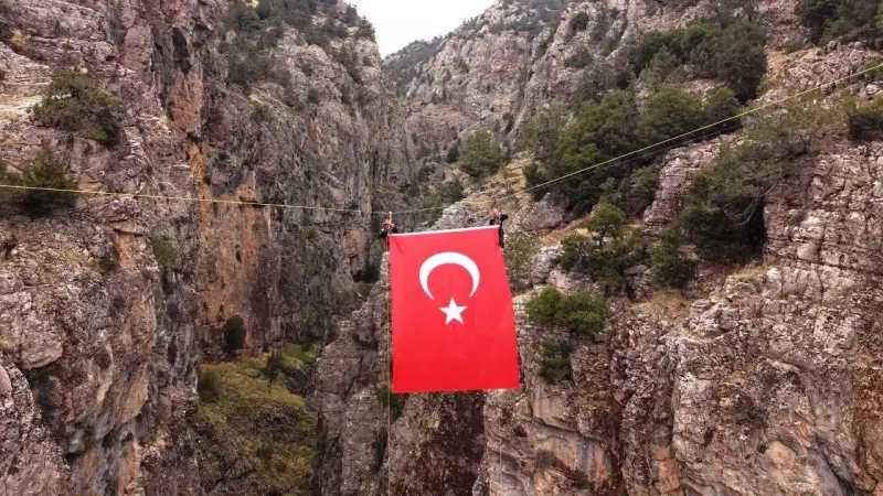 Acıpayam Kanyonu'nda Cumhuriyet Bayramı'na Özel Dev Bayrak