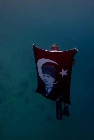 Muğla Akyaka'da Dalgıçlardan Su Altında Cumhuriyet Bayramı Kutlaması