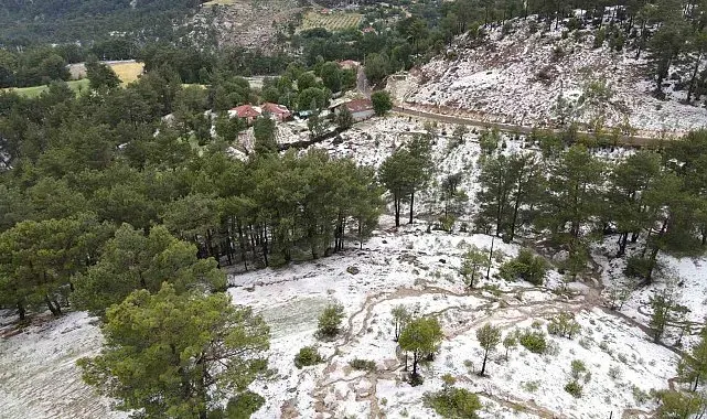 Çameli'de dolu yağışında seralar ve tarlalar saniyeler içinde beyaza büründü