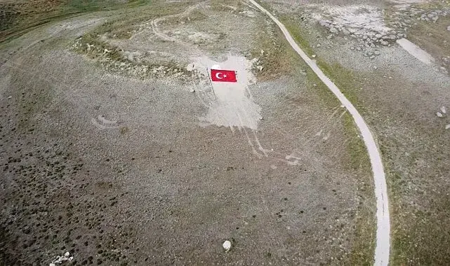 Eskişehirli gençler Milli Takıma destek için dağa Türk Bayrağı nakşetti