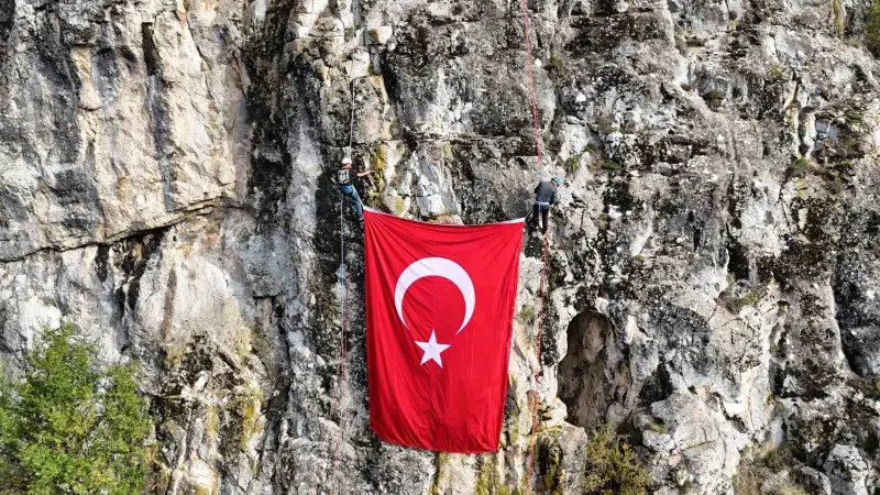 Çorum'da Dağcılardan Cumhuriyet Bayramı'na Özel Kayalık Tırmanışı