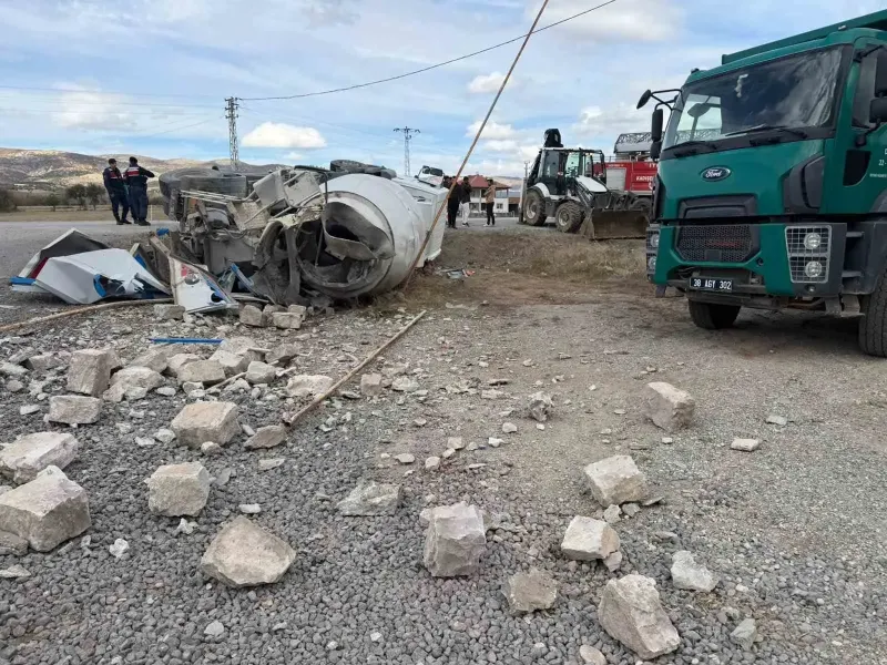 Yozgat Kadışehri'nde Beton Mikseri Devrildi