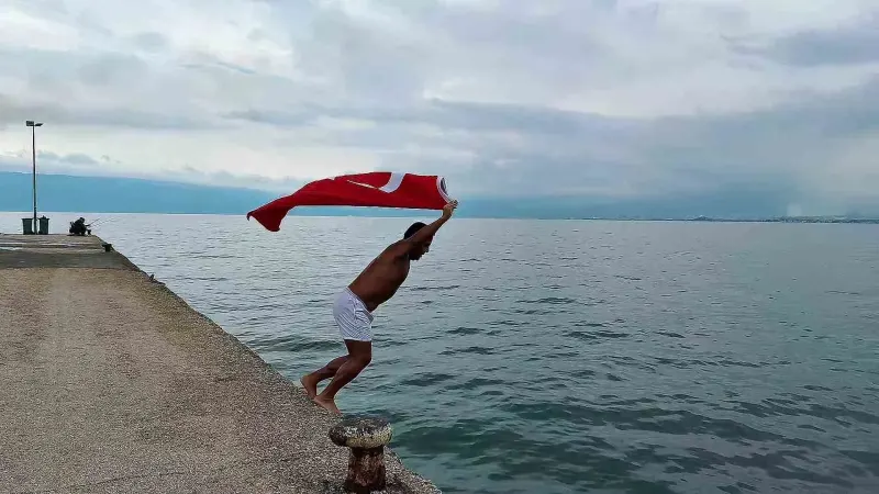 Bursa'da Soğuk Havaya Rağmen Türk Bayrağıyla Denize Girdi